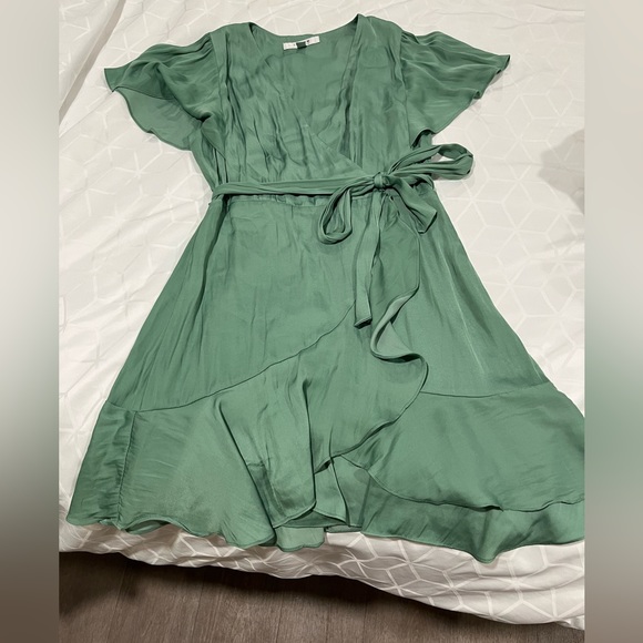 Loose fitting Summer dress. Great for weddings or Church Services ! - Picture 2 of 3